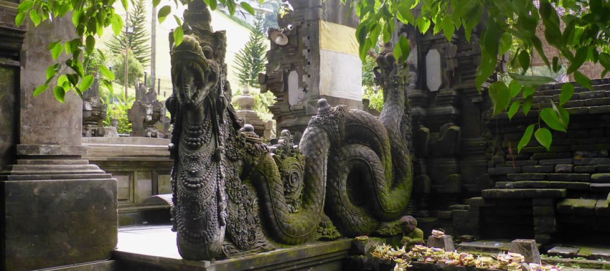 Drachenskulptur am Brunnen